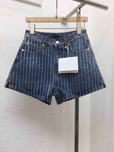 shenzhen nanyou high end women's wear 2023 spring/summer heavy industry high waist full diamond vertical stripe denim shorts for women, White;black
shenzhen nanyou high end women's wear 2023 spring/summer heavy industry high waist full diamond vertical stripe denim shorts for women, White;black