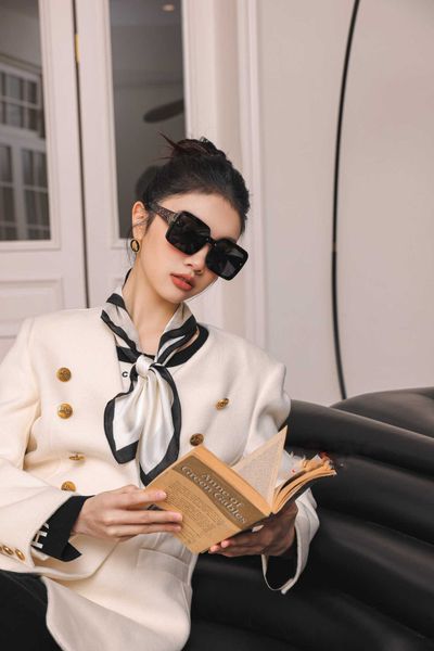designer of letters fashionable big frame women ins wind sunglasses advanced sense polarizer, White;black
designer of letters fashionable big frame women ins wind sunglasses advanced sense polarizer, White;black