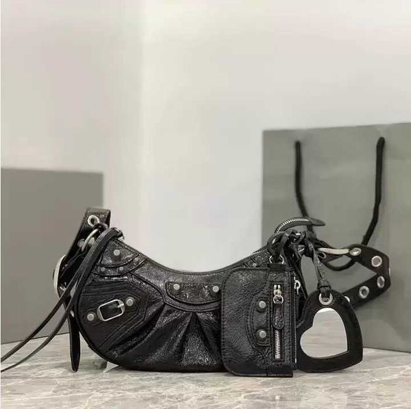 classic le cagole half moon motorcycle bag tote latest retro handbags luxurys designer women's purses wallet mirror crossbody pochette
classic le cagole half moon motorcycle bag tote latest retro handbags luxurys designer women's purses wallet mirror crossbody pochette
