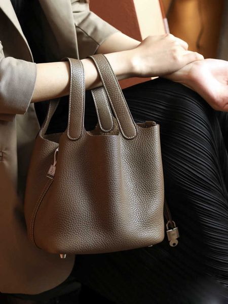 wholesale designer h ormes totes handbags fully handmade togo lychee grain tc layer cowhide 18cm/22 vegetable basket women's bag small
wholesale designer h ormes totes handbags fully handmade togo lychee grain tc layer cowhide 18cm/22 vegetable basket women's bag small