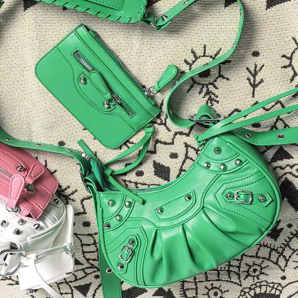 classic luxurys designer women's motorcycle armpit bag exterior half moon tote handbags le cagole crossbody handbag pochette retro vint
classic luxurys designer women's motorcycle armpit bag exterior half moon tote handbags le cagole crossbody handbag pochette retro vint