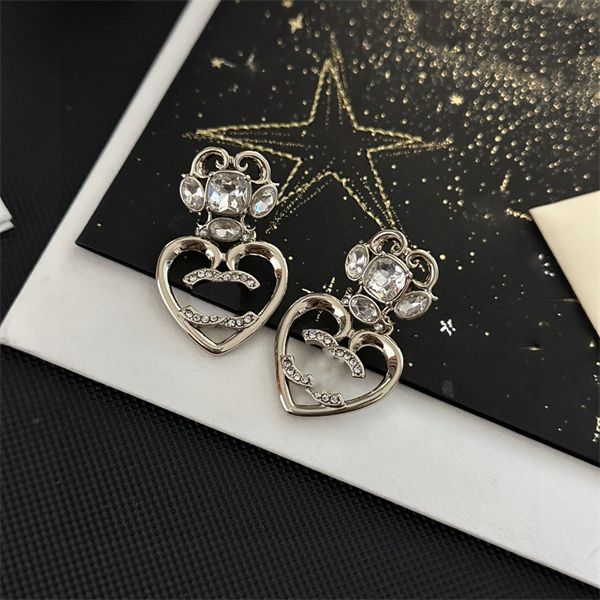 double lletter c stud woman earrings luxury designer hoop earring ccity jewelry women pearl ohrringe 325423, Golden;silver
double lletter c stud woman earrings luxury designer hoop earring ccity jewelry women pearl ohrringe 325423, Golden;silver