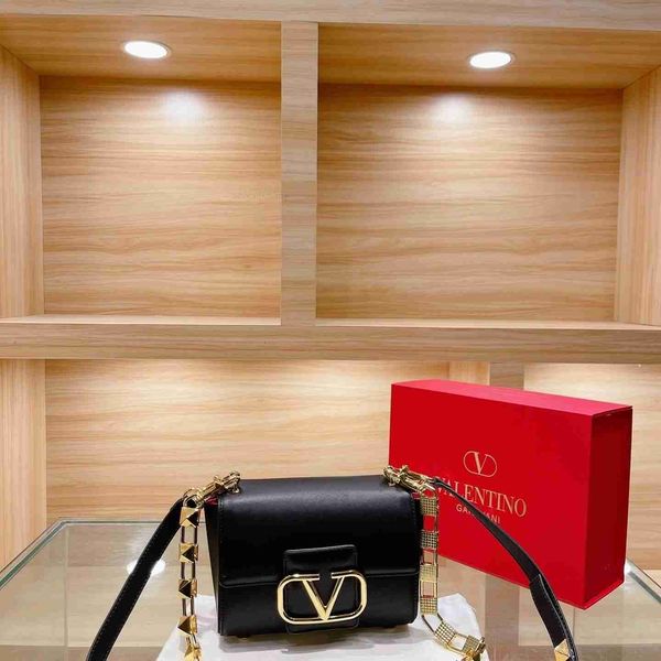 outdoor bag luxurys handheld 2023 new rivet volention small square bag envelope granular calfskin shoulder backpack single oblique straddle
outdoor bag luxurys handheld 2023 new rivet volention small square bag envelope granular calfskin shoulder backpack single oblique straddle
