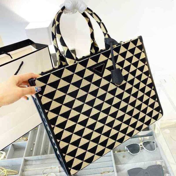 pbag triangle evening bags totes luxuries designers women tote plaid handbag shoulder leather crossbody female shopping purses 2204002
pbag triangle evening bags totes luxuries designers women tote plaid handbag shoulder leather crossbody female shopping purses 2204002