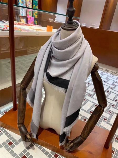 coloured yarn-dyed cashmere scarf cashmere soft velvet jacquard scarf large size shawl 140/140cm, Blue;gray
coloured yarn-dyed cashmere scarf cashmere soft velvet jacquard scarf large size shawl 140/140cm, Blue;gray
