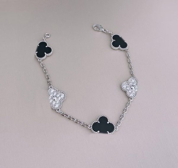 2023 v gold material luxury quality five flowers design charm bracelet with diamond and black color in silver plated have box stamp ps7623
2023 v gold material luxury quality five flowers design charm bracelet with diamond and black color in silver plated have box stamp ps7623