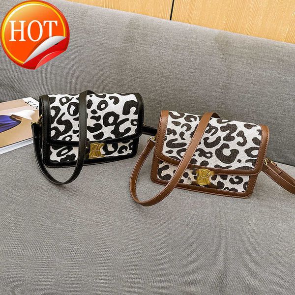 designer bags 2023 new lock buckle small square tofu pu single shoulder msenger bag old flower female factory direct sale purses ladies hand
designer bags 2023 new lock buckle small square tofu pu single shoulder msenger bag old flower female factory direct sale purses ladies hand
