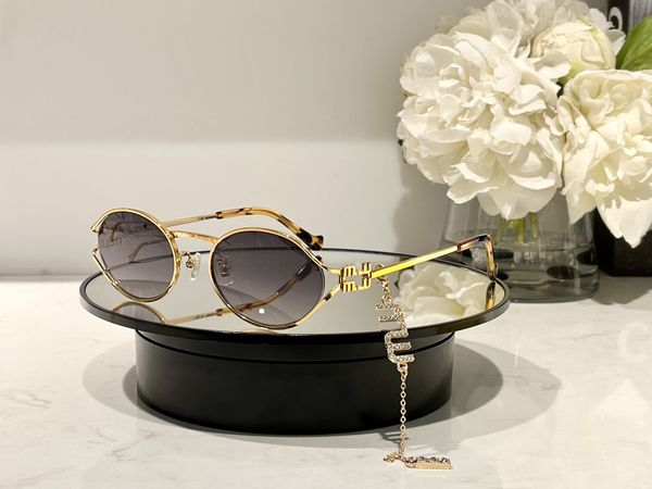 high beauty miu sunglasses for men and women designer luxury pendant miu diamonds letter pgraphy glasses, White;black
high beauty miu sunglasses for men and women designer luxury pendant miu diamonds letter pgraphy glasses, White;black
