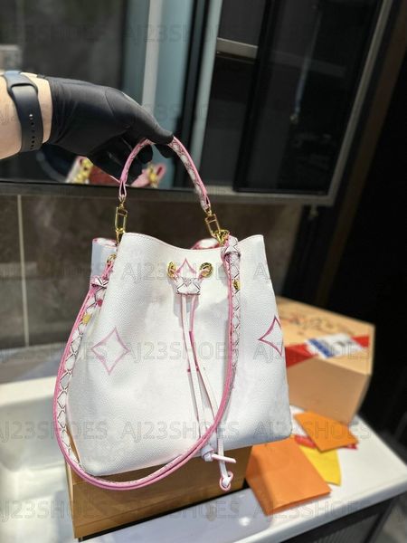 m22985 summer by the pool neonoe bb bucket bag handbags womens luxurys designer beige rose pink blue watercolor drawstring bags neo noe mono
m22985 summer by the pool neonoe bb bucket bag handbags womens luxurys designer beige rose pink blue watercolor drawstring bags neo noe mono