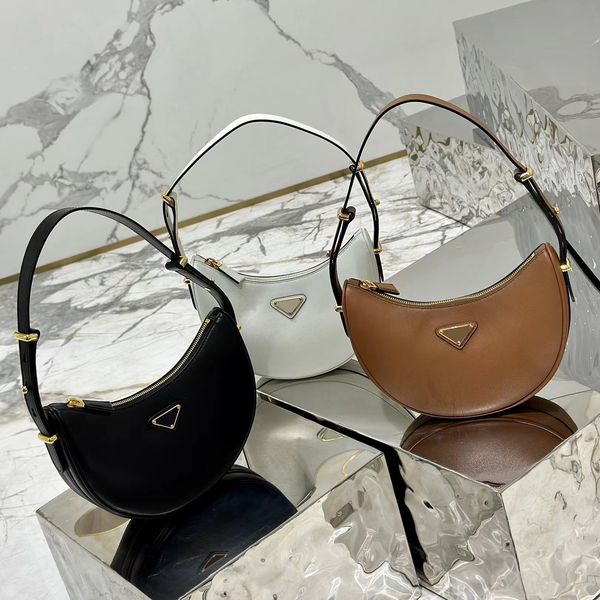 handle cross body luxurys designer clutch bags totes womens travel pochette half moon bag vintage genuine leather handbag summer triangle pr
handle cross body luxurys designer clutch bags totes womens travel pochette half moon bag vintage genuine leather handbag summer triangle pr