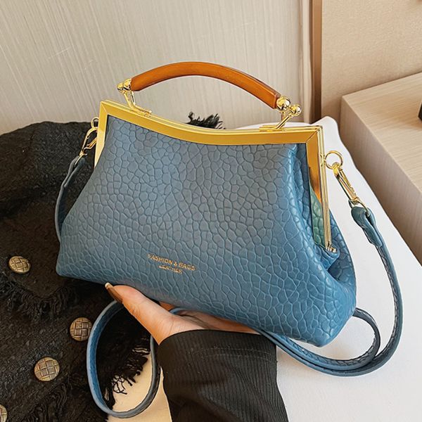 evening bags winter famouse brand handbag with mental handle designer pleated shell bag for women clutch purses crossbody bag long belt 2306
evening bags winter famouse brand handbag with mental handle designer pleated shell bag for women clutch purses crossbody bag long belt 2306