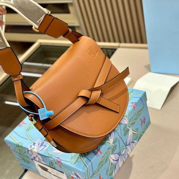 lowe designer saddles bag brand shoulder handbag ladies real leather bow flip leather wallet classic fashion letter embroidery crossbody bag
lowe designer saddles bag brand shoulder handbag ladies real leather bow flip leather wallet classic fashion letter embroidery crossbody bag
