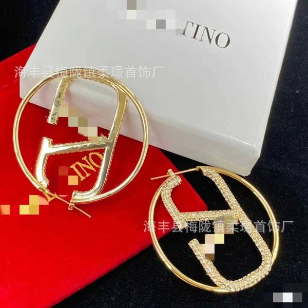 large circular hollow large v-letter diamond inlaid two color huajia brass material style personalized street earrings, Golden
large circular hollow large v-letter diamond inlaid two color huajia brass material style personalized street earrings, Golden