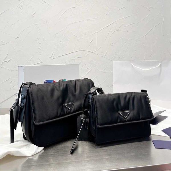 new pd 2 size messenger bags triangle logo shoulder bags women simple bag mens biack designer designers crossbody bags solid color wallet lu
new pd 2 size messenger bags triangle logo shoulder bags women simple bag mens biack designer designers crossbody bags solid color wallet lu