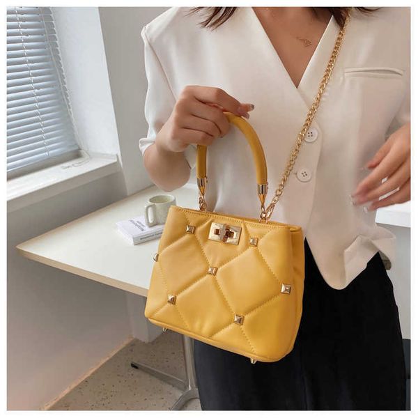 valenti designer women bags elegant roman stud tote bag khlo rivest chain handbag large capacity femeal crossbody duffels fashion single sho
valenti designer women bags elegant roman stud tote bag khlo rivest chain handbag large capacity femeal crossbody duffels fashion single sho