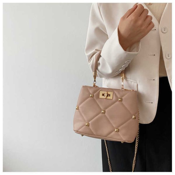 women valenti designer bags elegant roman stud tote bag 9koe rivest chain handbag large capacity femeal crossbody duffels fashion single sho
women valenti designer bags elegant roman stud tote bag 9koe rivest chain handbag large capacity femeal crossbody duffels fashion single sho
