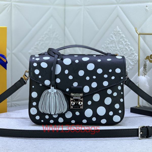 woman shoulder bags m41487 designer bag cow leather black red packet polka dot
woman shoulder bags m41487 designer bag cow leather black red packet polka dot