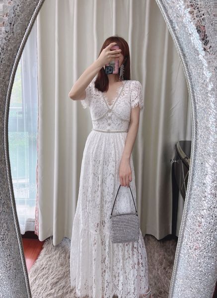 auth s-elf portrait white v-neck hollow lace elegant dress short sleeve long dress delivery waist chain, Black;gray
auth s-elf portrait white v-neck hollow lace elegant dress short sleeve long dress delivery waist chain, Black;gray