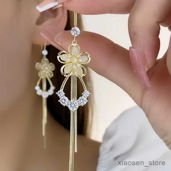 stud fashion flower tassel pendant earrings for women shiny crystal opal long hanging dangle earrings girl jewelry gifts r230804, Golden;silver
stud fashion flower tassel pendant earrings for women shiny crystal opal long hanging dangle earrings girl jewelry gifts r230804, Golden;silver