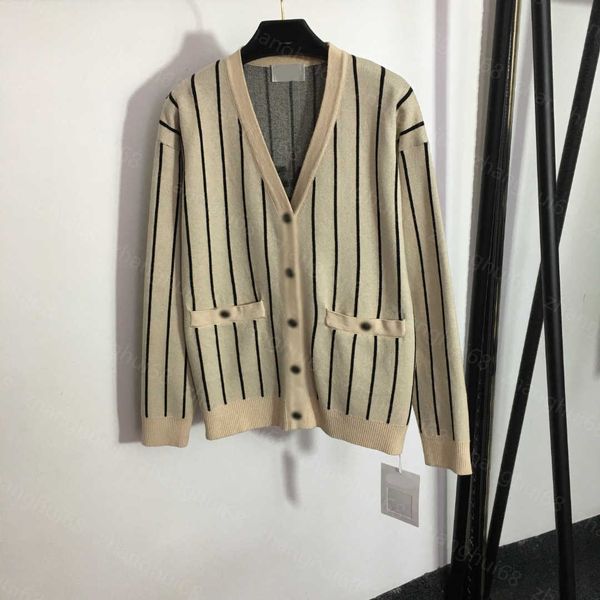 23ss womens designer clothing women sweater back letter print v-neck long sleeve striped knit cardigan coat womens clothing, White;black
23ss womens designer clothing women sweater back letter print v-neck long sleeve striped knit cardigan coat womens clothing, White;black