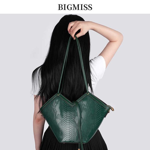 large capacity bag for women's spring/summer new one shoulder crossbody bag commuter bucket bag
large capacity bag for women's spring/summer new one shoulder crossbody bag commuter bucket bag