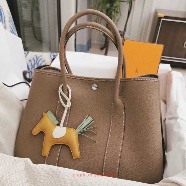 factory outlet wholesale h home party garden tote bags for sale 2023 new layer cowhide garden bag versatile one shoulder oblique span porta
factory outlet wholesale h home party garden tote bags for sale 2023 new layer cowhide garden bag versatile one shoulder oblique span porta