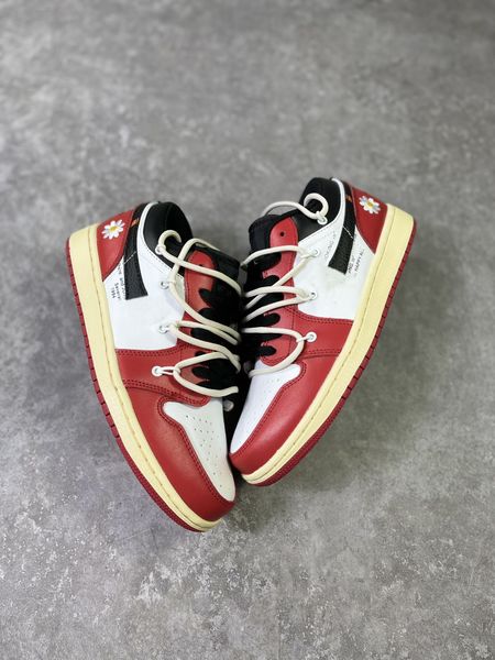 2023 trendy lace up 1s basketball shoes jumpman 1 low chicago university red white black girls boys lifestyle sneakers
2023 trendy lace up 1s basketball shoes jumpman 1 low chicago university red white black girls boys lifestyle sneakers