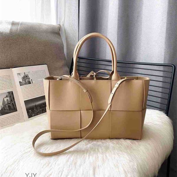 arco tote bag luxury bag bvs women's large capacity commuter bag can be crossslung jodie bag genuine leather woven bag cowhide female c
arco tote bag luxury bag bvs women's large capacity commuter bag can be crossslung jodie bag genuine leather woven bag cowhide female c