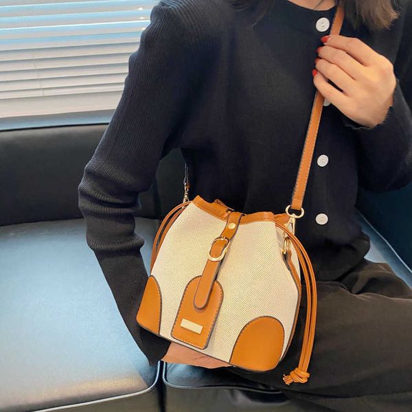 women's version canvas patchwork contrasting bucket bag with fashionable and fashionable texture one shoulder crossbody bag
women's version canvas patchwork contrasting bucket bag with fashionable and fashionable texture one shoulder crossbody bag