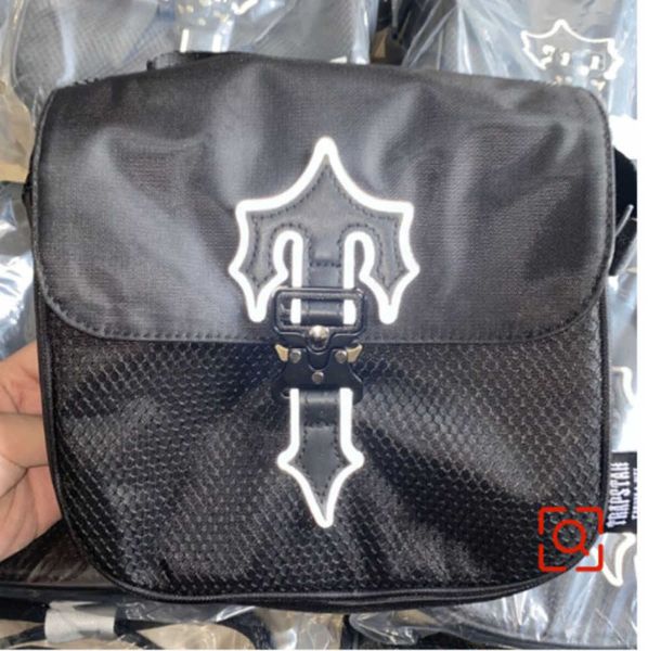 duffel bags trapstar bag luxury designer men irongate cobra t crossbody messenger handbag waterproof reflective shoulder fashion trend 628es
duffel bags trapstar bag luxury designer men irongate cobra t crossbody messenger handbag waterproof reflective shoulder fashion trend 628es
