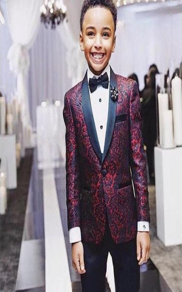 boys handsome formal wear 2 pieces burgundy floral pattern kids formal wear black lapel with black pants8615881
boys handsome formal wear 2 pieces burgundy floral pattern kids formal wear black lapel with black pants8615881