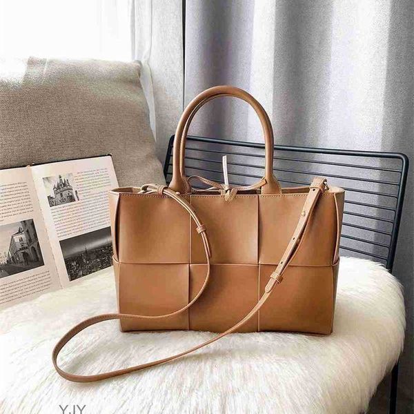 tote luxury bag bottegas bvs tote bag women's large capacity commuter bag can be crossbody arco bag brown bag genuine leather woven bag
tote luxury bag bottegas bvs tote bag women's large capacity commuter bag can be crossbody arco bag brown bag genuine leather woven bag