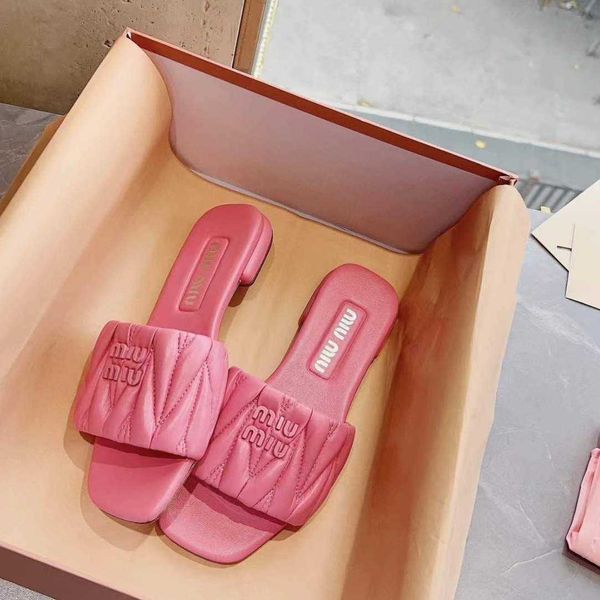 new mius sandals beach designer shoes women slide slippers square wearing step on net red same style pleated versatile sandal 1mx3
new mius sandals beach designer shoes women slide slippers square wearing step on net red same style pleated versatile sandal 1mx3