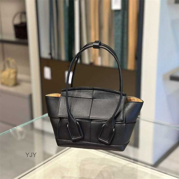tote luxury bag bottegas bvs black litchi pattern arco 29 one shoulder handheld straddle bag
tote luxury bag bottegas bvs black litchi pattern arco 29 one shoulder handheld straddle bag