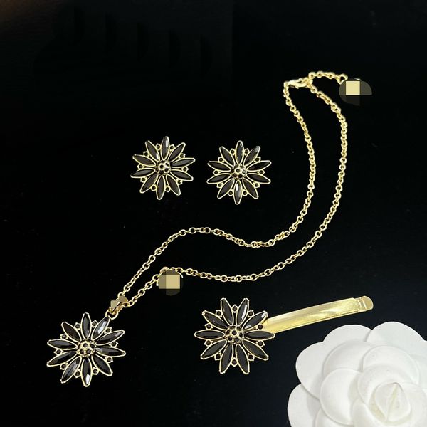 simple black crystal little daisy women necklace bracelet earring set ladies banshee clavicular chain designer jewelry birthday party gifts
simple black crystal little daisy women necklace bracelet earring set ladies banshee clavicular chain designer jewelry birthday party gifts