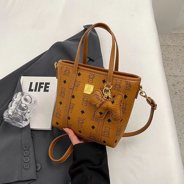 original retro 2023 portable bucket bag one shoulder messenger mini tote bag new vegetable basket bag letter genuine contact seller full lea
original retro 2023 portable bucket bag one shoulder messenger mini tote bag new vegetable basket bag letter genuine contact seller full lea