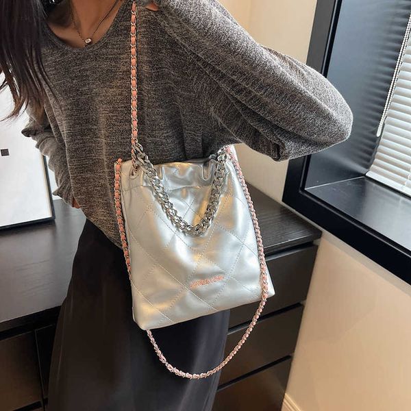 xiaoxiangfeng silver bucket bag for women new high grade one shoulder crossbody bag chain contrast color small bag
xiaoxiangfeng silver bucket bag for women new high grade one shoulder crossbody bag chain contrast color small bag