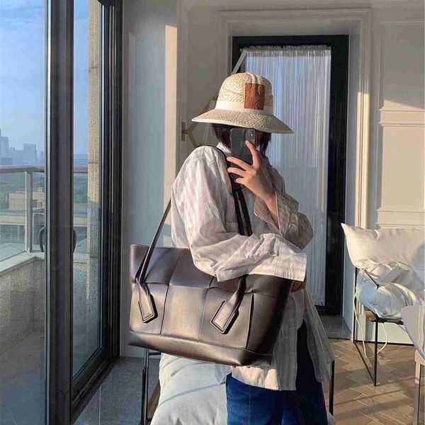 tote luxury bag bottegas bvs giant fold arco56 deep brown woven one shoulder tote bag shopping bag
tote luxury bag bottegas bvs giant fold arco56 deep brown woven one shoulder tote bag shopping bag
