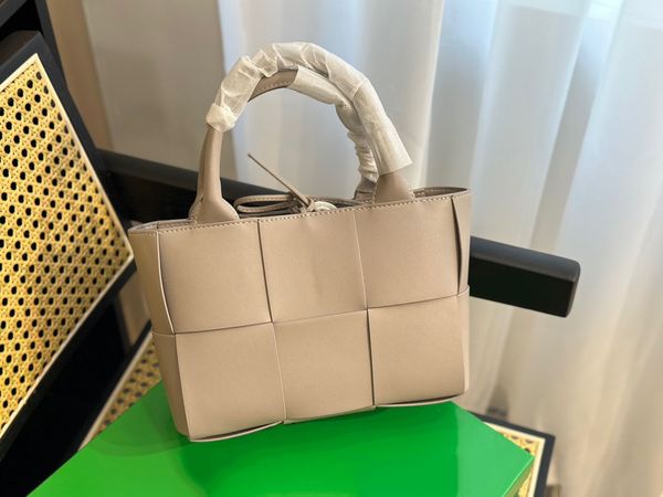 women's designer bag soft cowhide shoulder messenger bag fashion classic leather woven handbag travel casual multifunctional bag fashio
women's designer bag soft cowhide shoulder messenger bag fashion classic leather woven handbag travel casual multifunctional bag fashio
