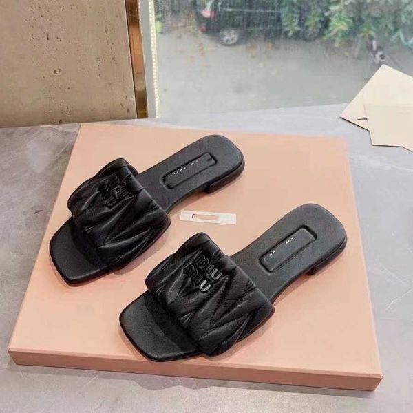 designer mius beach sandals shoes women family slide slippers for flat bottoms 2023 summer new flip flops pleated square toe on outside hb1d
designer mius beach sandals shoes women family slide slippers for flat bottoms 2023 summer new flip flops pleated square toe on outside hb1d