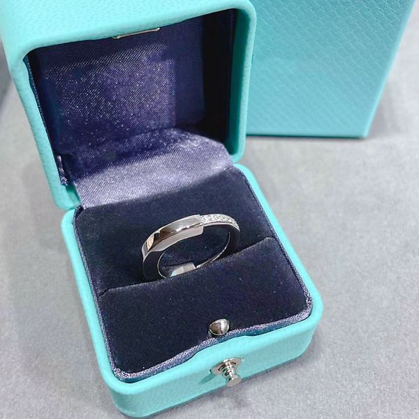 7a luxury half diamond lock head women's ring high-end fashion wedding ring classic diamond jewelry with box, Slivery;golden
7a luxury half diamond lock head women's ring high-end fashion wedding ring classic diamond jewelry with box, Slivery;golden