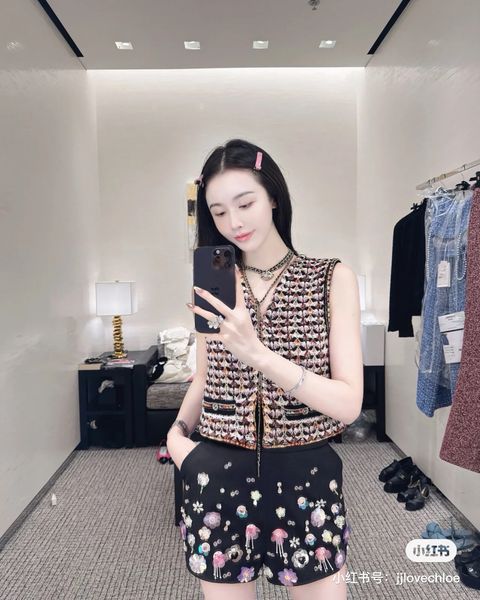 chan2023 new women's designer cardigan brand jacket knit vest designer sweater women designer fashion coat high-end knit coat knit card, Black;brown
chan2023 new women's designer cardigan brand jacket knit vest designer sweater women designer fashion coat high-end knit coat knit card, Black;brown
