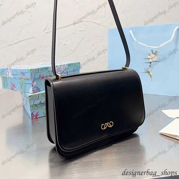new minimalist casual crossbody bag cowhide quality solid color with the iconic locking buckle simple atmosphere shoulder bag 230424
new minimalist casual crossbody bag cowhide quality solid color with the iconic locking buckle simple atmosphere shoulder bag 230424