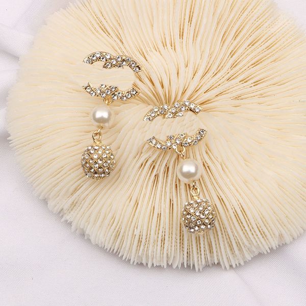luxury designer letters stud dangle hoop geometric stud earrings for fashion woman crystal rhinestone pearl earring wedding party jewerlry 2, Golden;silver
luxury designer letters stud dangle hoop geometric stud earrings for fashion woman crystal rhinestone pearl earring wedding party jewerlry 2, Golden;silver