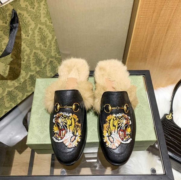 2023 Fashion Designer Women Fur Slippers Bee Loafers Genuine Leather Mules Woman White Black Metal Buckle Chain Furry Casual Flat Shoes Slipper 35-41
2023 Fashion Designer Women Fur Slippers Bee Loafers Genuine Leather Mules Woman White Black Metal Buckle Chain Furry Casual Flat Shoes Slipper 35-41