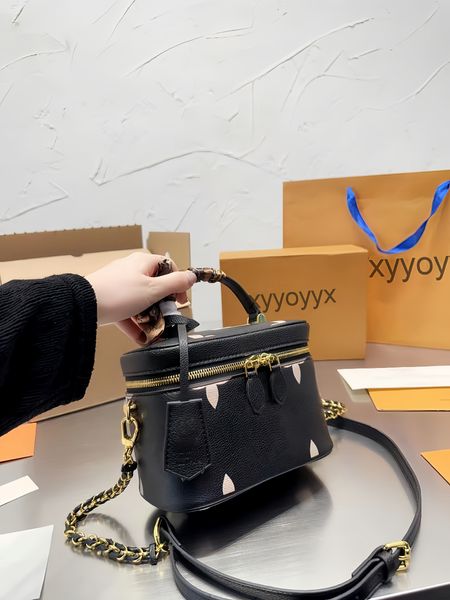 new box classics designer cosmetic bag selling bag advanced retro original fashion personalized chain leather one shoulder makeup bag
new box classics designer cosmetic bag selling bag advanced retro original fashion personalized chain leather one shoulder makeup bag