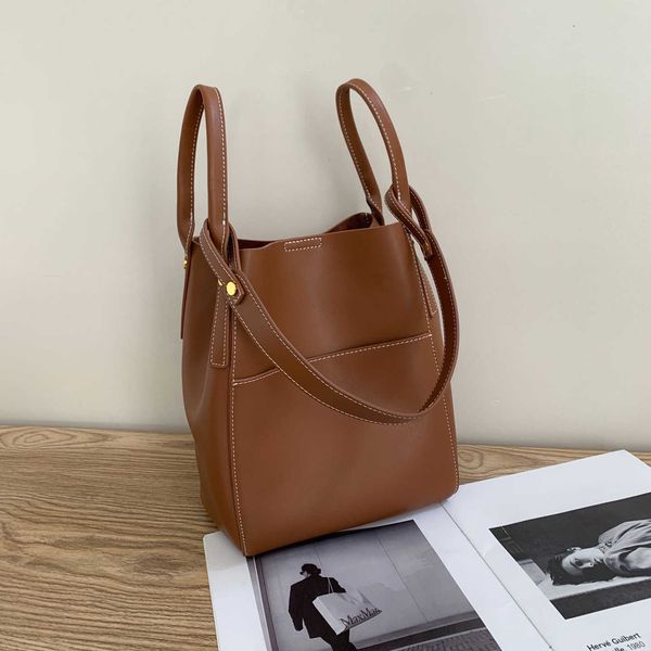 new genuine leather women's bag water bucket bag commuter handbag small design sense tote bag one shoulder crossbody bag women
new genuine leather women's bag water bucket bag commuter handbag small design sense tote bag one shoulder crossbody bag women