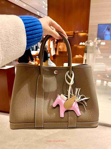 wholesale original party garden home tote bags online shop 2023 baotou layer cowhide litchi pattern tote bag computer water bucket crossb wi
wholesale original party garden home tote bags online shop 2023 baotou layer cowhide litchi pattern tote bag computer water bucket crossb wi