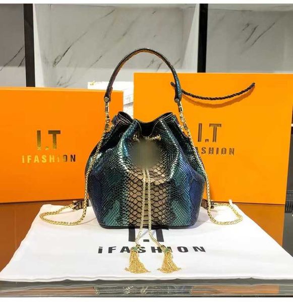 small snake shaped bucket bag for women new portable snake head tassel chain single shoulder cross body bag tiktok live broadcast
small snake shaped bucket bag for women new portable snake head tassel chain single shoulder cross body bag tiktok live broadcast