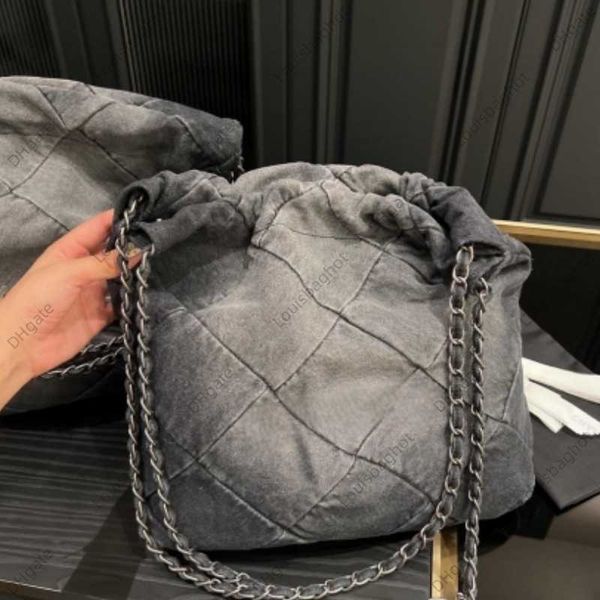 small fragrant denim tannin bin bag chain one shoulder underarm bag large capacity shopping bag leather versatile
small fragrant denim tannin bin bag chain one shoulder underarm bag large capacity shopping bag leather versatile